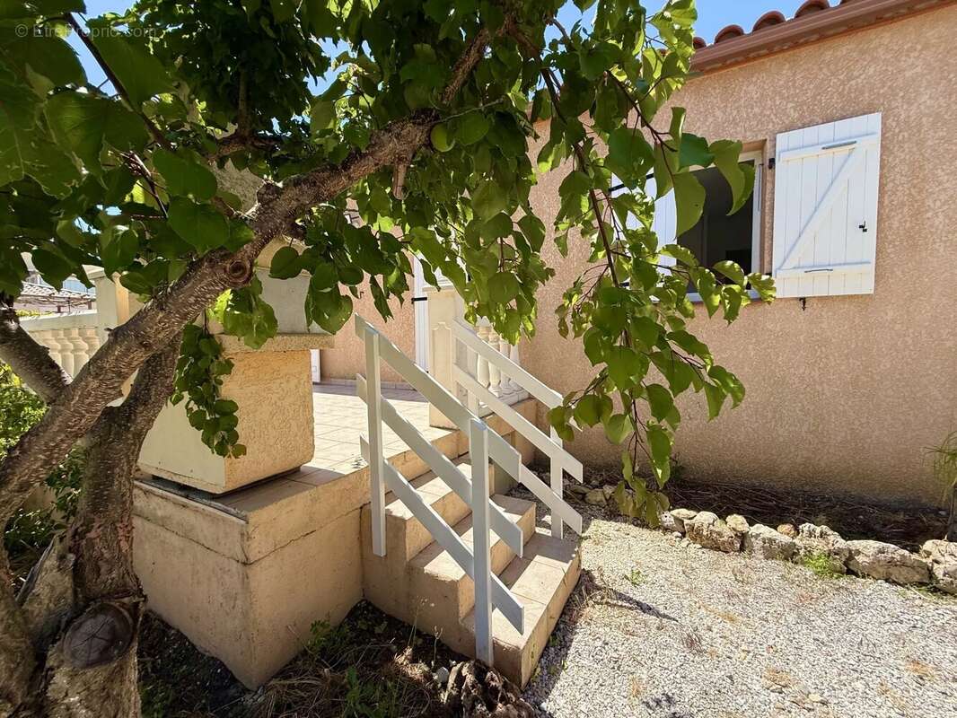 Maison à CAVES