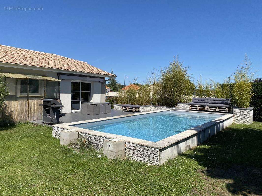 Maison à SAINT-YZAN-DE-SOUDIAC