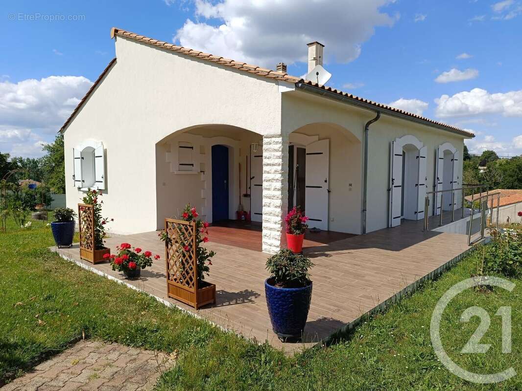 Maison à LA ROCHE-CHALAIS