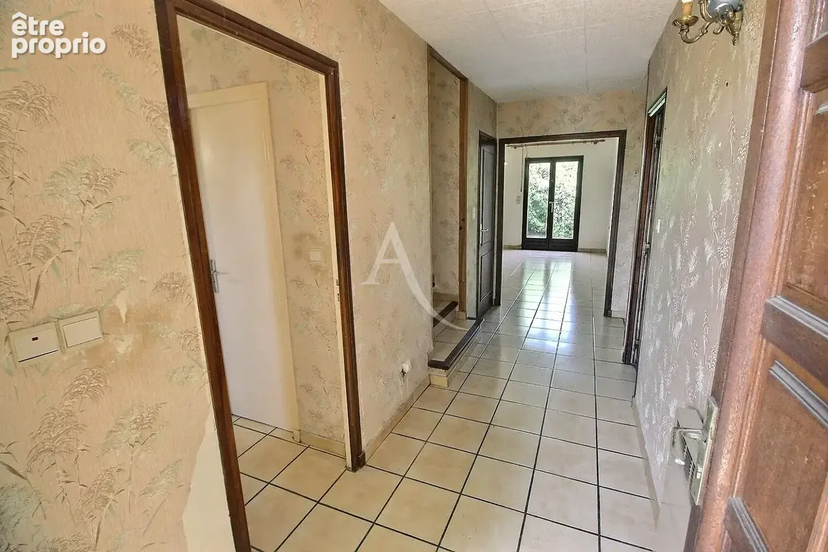 Maison familiale à fort potentiel développant 142 m²  avec 5 chambres sur terrain 3 faces au calme - photo 4