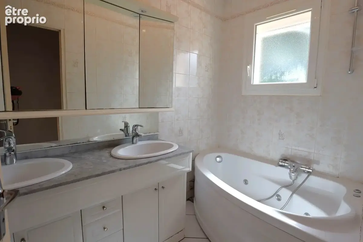 Proche CENTRE VILLE - GARE, maison offrant 160 m2 habitables - photo 11
