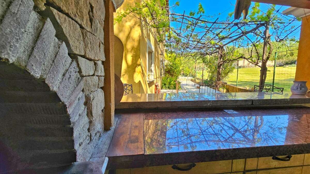 En EXCLUSIVITE sur GONFARON - Maison provençale de 152m² sur plus de 2000 m² Calme et cadre naturel privilégié - photo 9