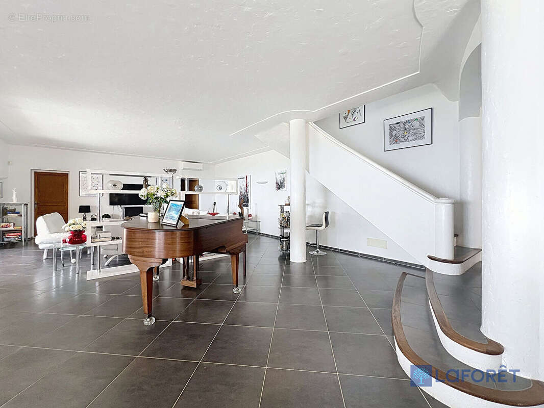 Appartement à CHATEAUNEUF-GRASSE