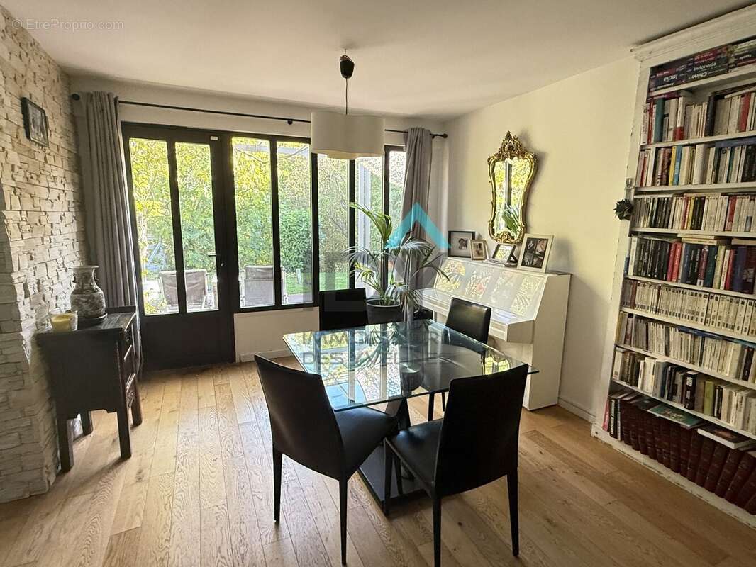 Maison à LE MESNIL-LE-ROI