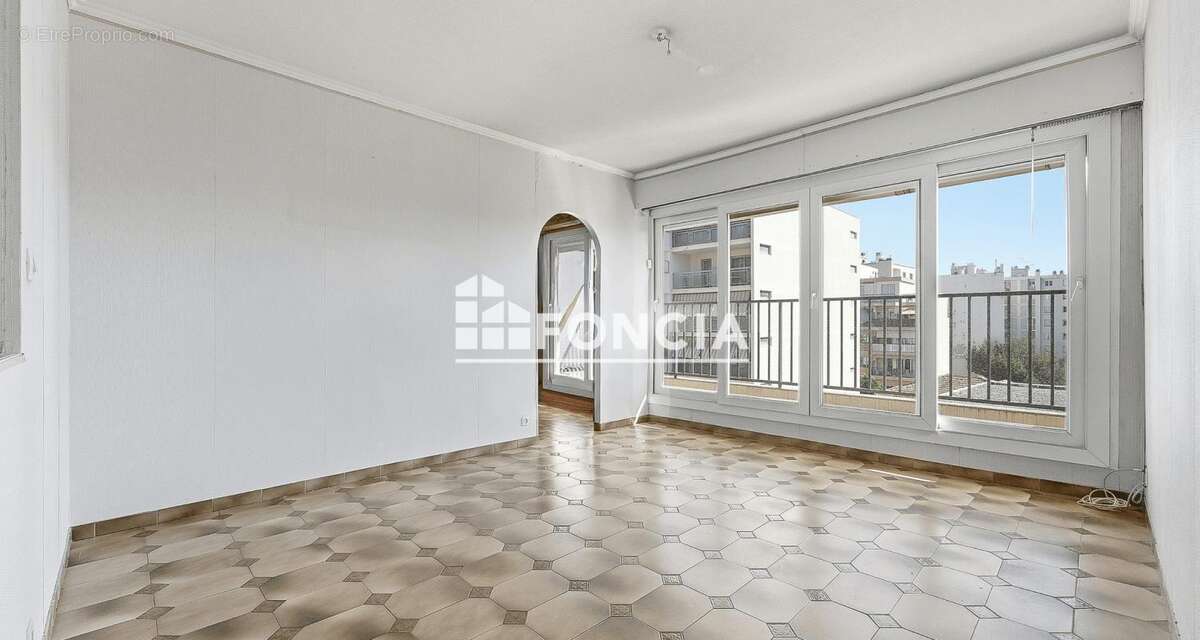 À vendre - 4 pièces en étage élevé avec balcon, garage et cave - Nice Ouest - photo 2