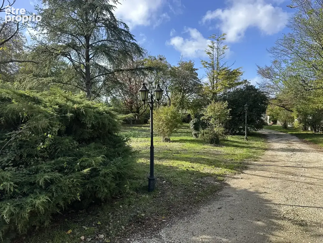 Chateaubernard, élégante demeure de caractére d'environ 260m2. - photo 3