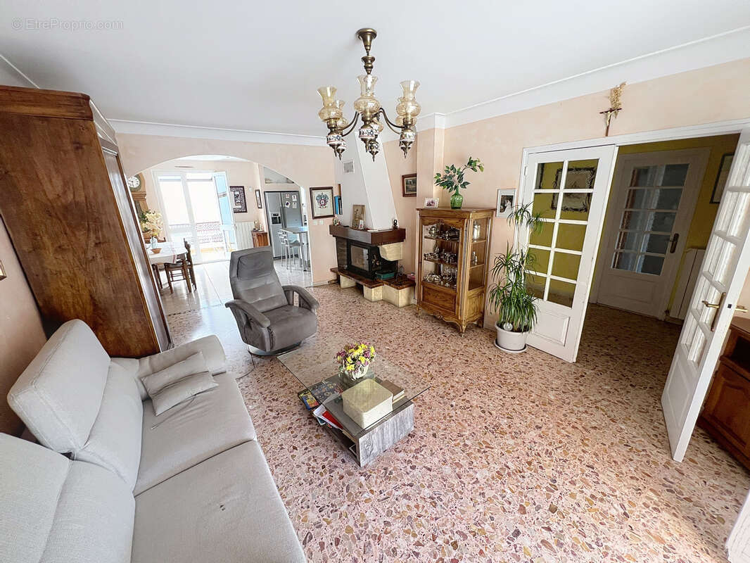 Secteur residentiel - villa 3  faces 170 m2 hbts  sur 441 m2 de terrain  - - photo 3