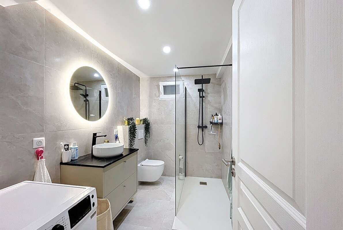 Appartement à SAINT-LAURENT-DU-VAR