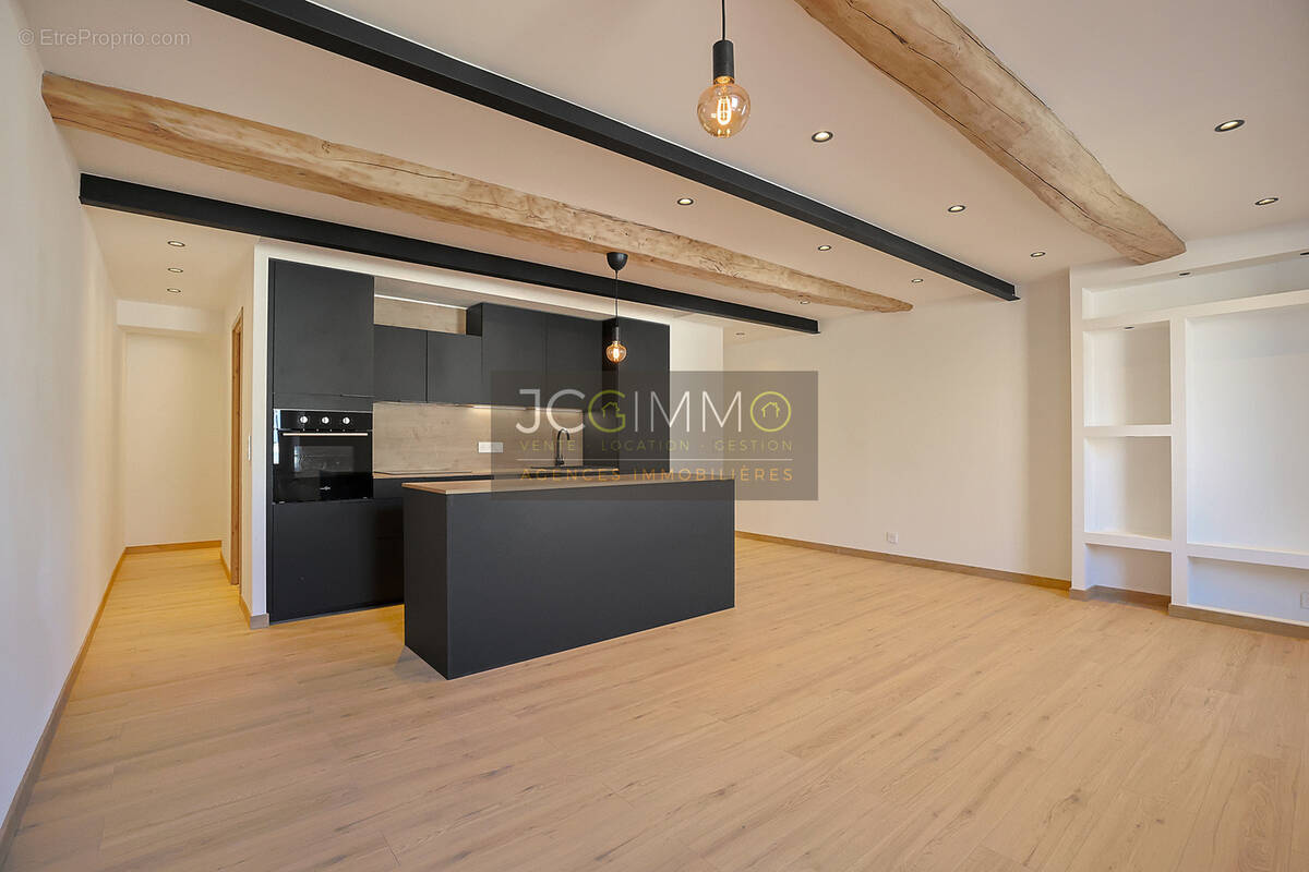 Appartement à SOLLIES-PONT