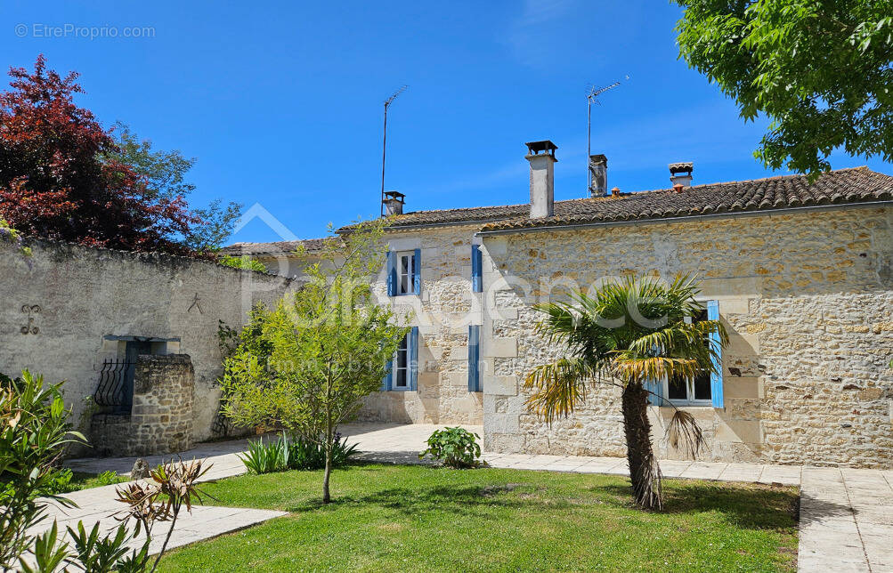Maison à CHAILLEVETTE