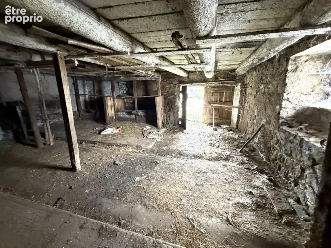Montgreleix   Maison avec grange, écurie et dépendances sur 925 m2 de terrain - photo 16