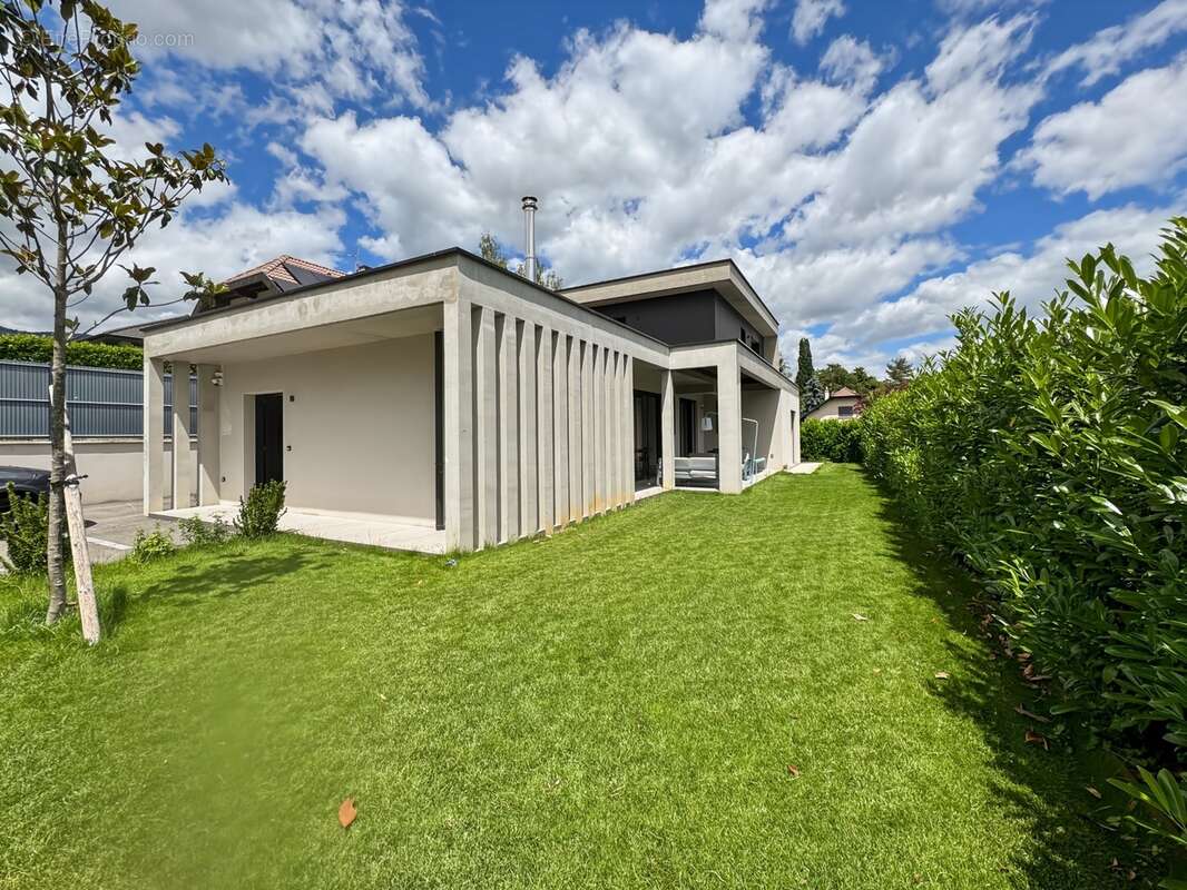 Maison d'architecte + T1bis d'exception à vendre au centre de DIVONNE LES BAINS - photo 2