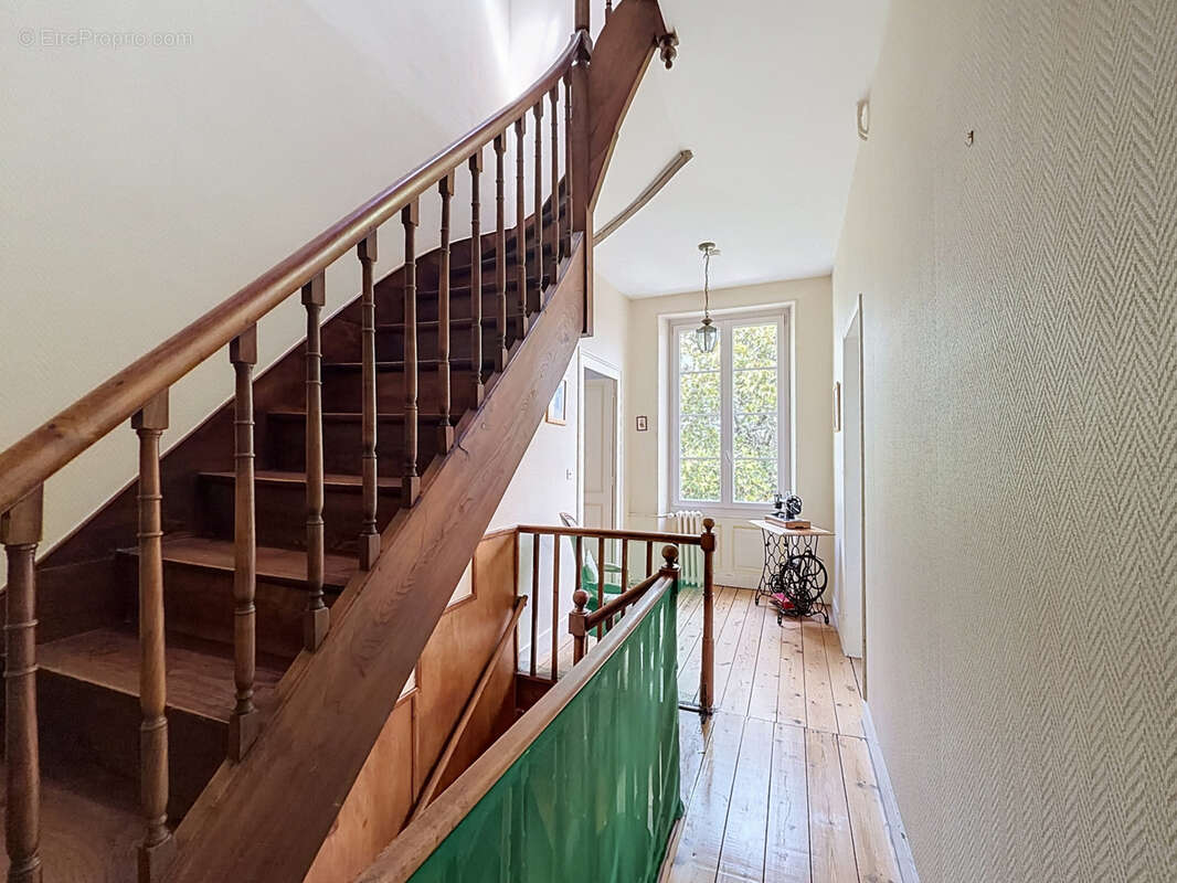 JARNAC Elégante maison de maître avec garage et belle parcelle de jardin. - photo 17