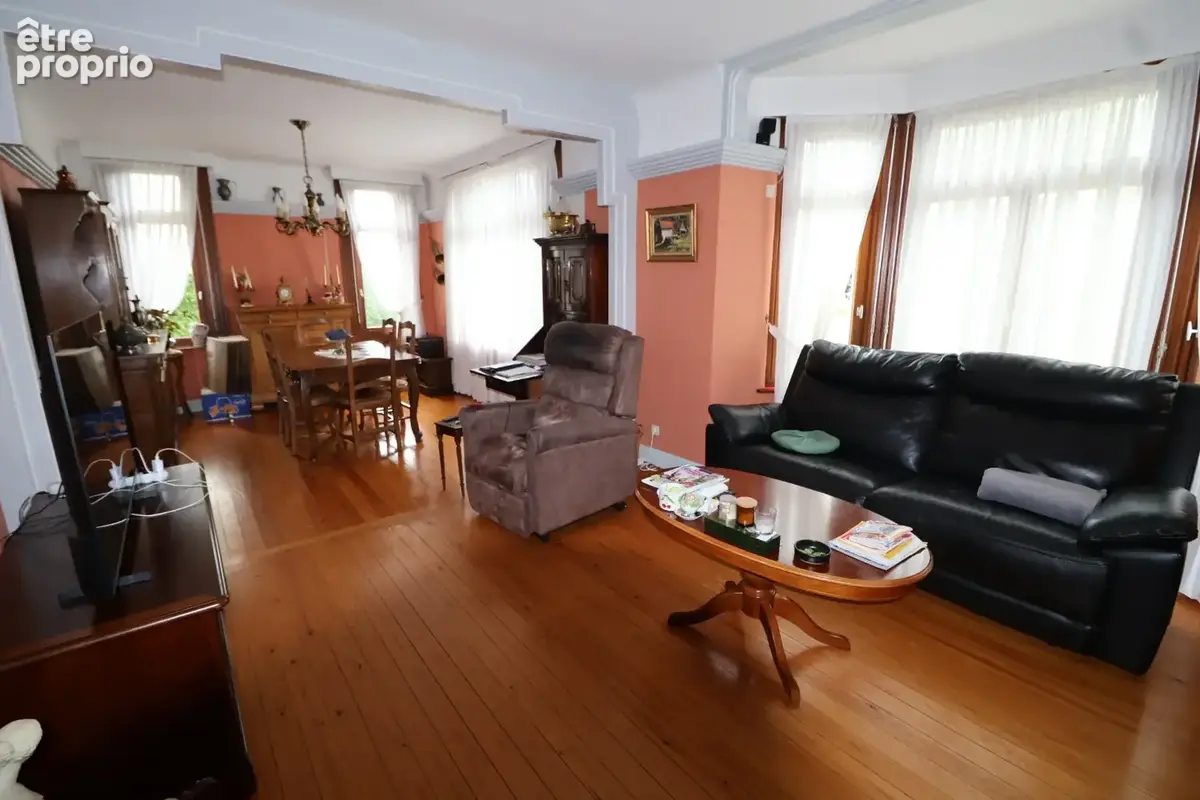 A proximité de la place maison de charme bâtie sur 515 m2 avec 4ch, 2sdb garage 2 voitures et cave - photo 8