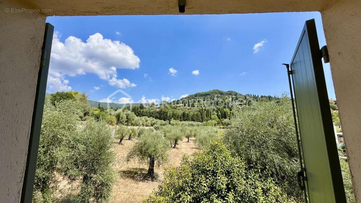 GRASSE - Belle propriété lumineuse avec piscine et vue dégagée au calme dans un cadre naturel - photo 12