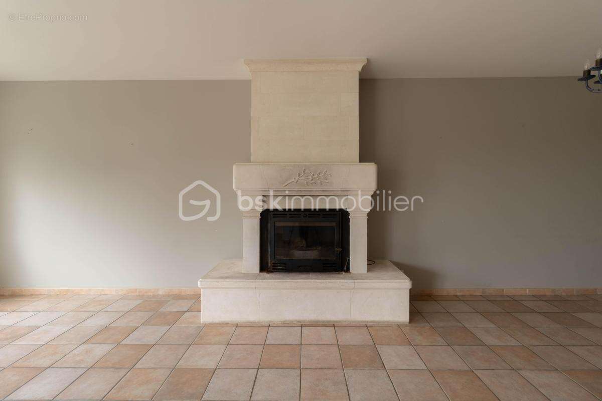 Belle villa de plain-pied avec annexes et piscine - photo 15