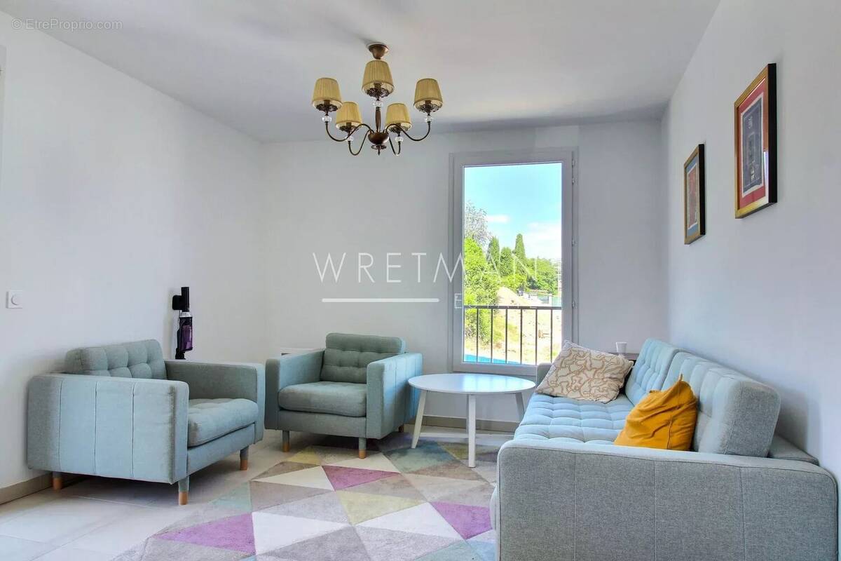 Appartement à LA ROQUETTE-SUR-SIAGNE