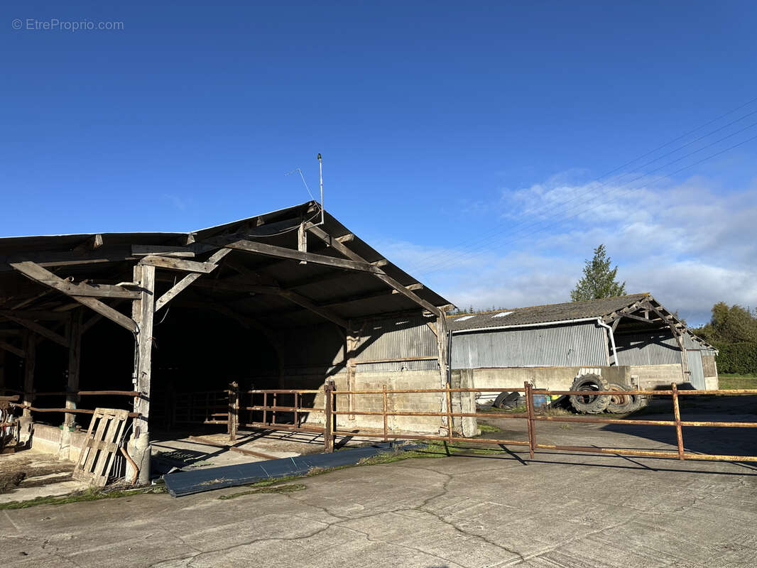 Parking à SAINT-LORMEL