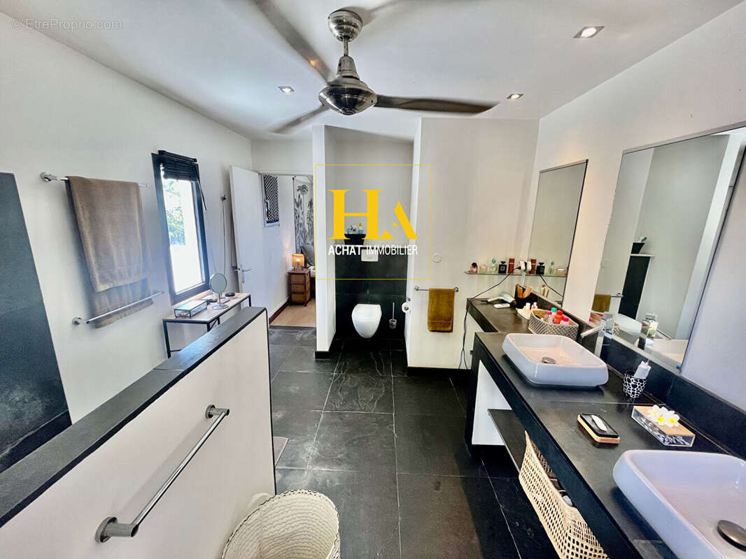 Maison T6  de 232.5 m2 à Saint-Pierre - La Cafrine - photo 11