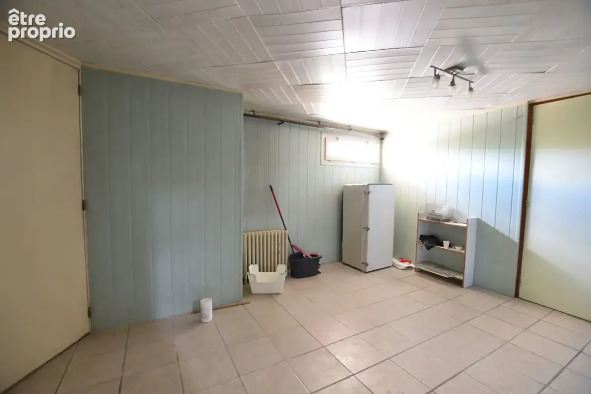 Maison avec dépendances, piscine et 2 hectares de terrain. - photo 9