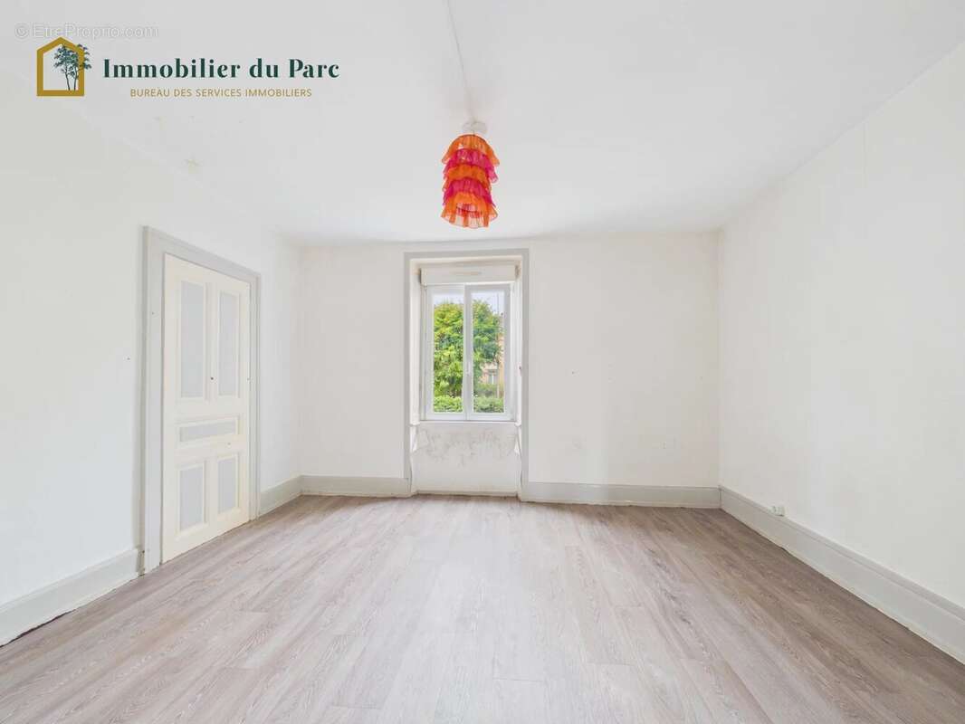 Immeuble de rapport à rénover à Belfort – 198 m², 3 logements + 5 garages – Fort potentiel locatif - photo 5