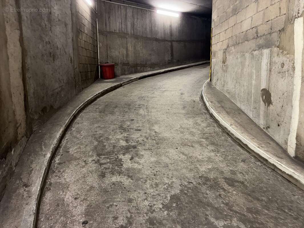 Parking à PARIS-15E