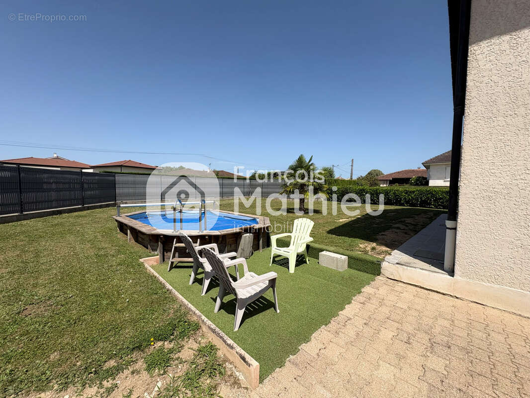 Villars les Dombes : maison beaujolaise 117m2 hab - 5 pièces - garage - 792m2 de terrain avec piscine semi-ent - photo 4