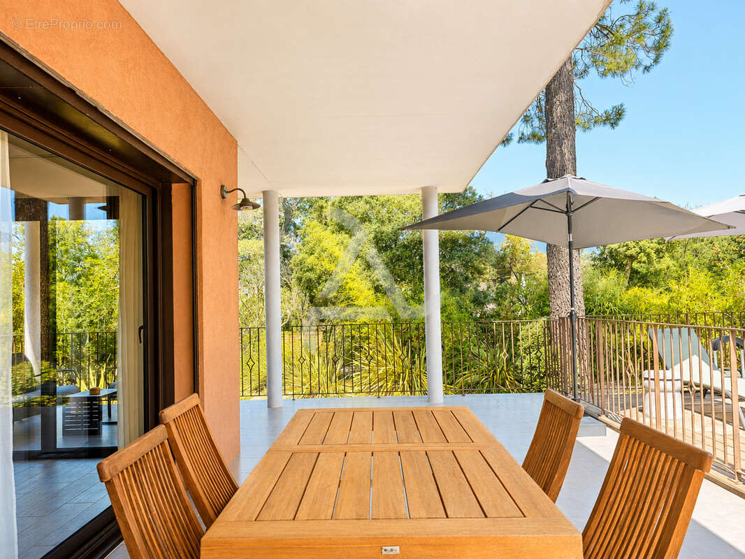 Villa de 115m2 de type 4  avec piscine au coeur du village de ste lucie de porto-vecchio et à proximité des pl - photo 8