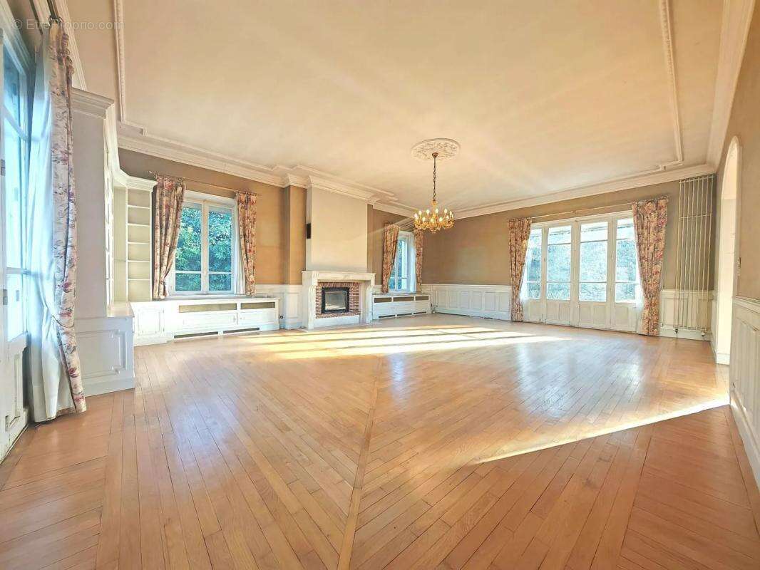 Maison de 338 m2 en vente à Beaumont - photo 2
