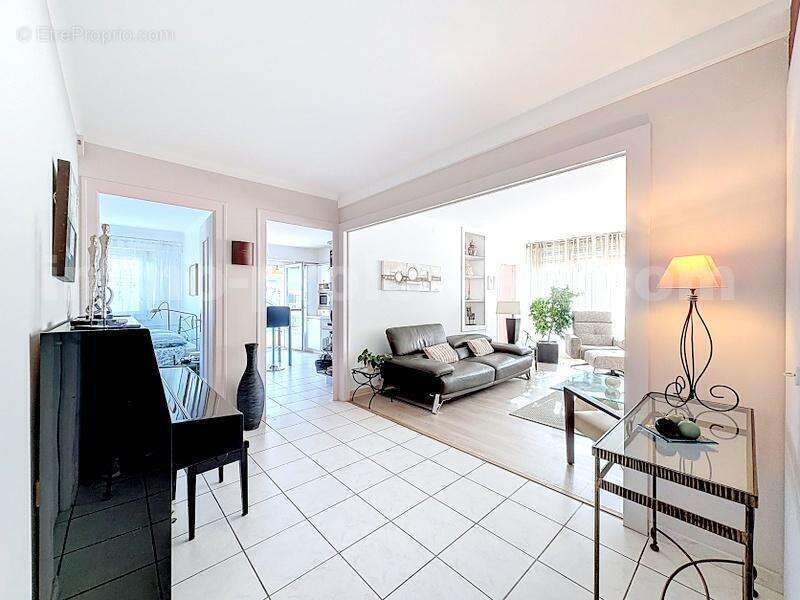 Appartement_T4_Annemasse_transformé_en_T3_Proche_Genève_Ceva_tram_Suisse_investissement_hyper_centre_Séjour_Halle - Appartement à ANNEMASSE