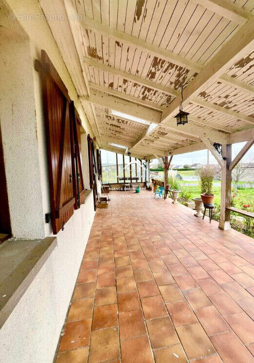 Terrasse - Maison à YZEURES-SUR-CREUSE