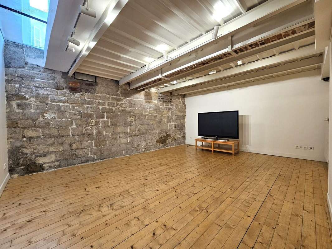 grande pièce sous-sol - Commerce à PARIS-11E