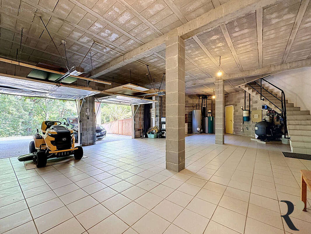 Maison Drémil Lafage 7 pièces 203 m2 sur terrain de 3972 m2 - photo 12