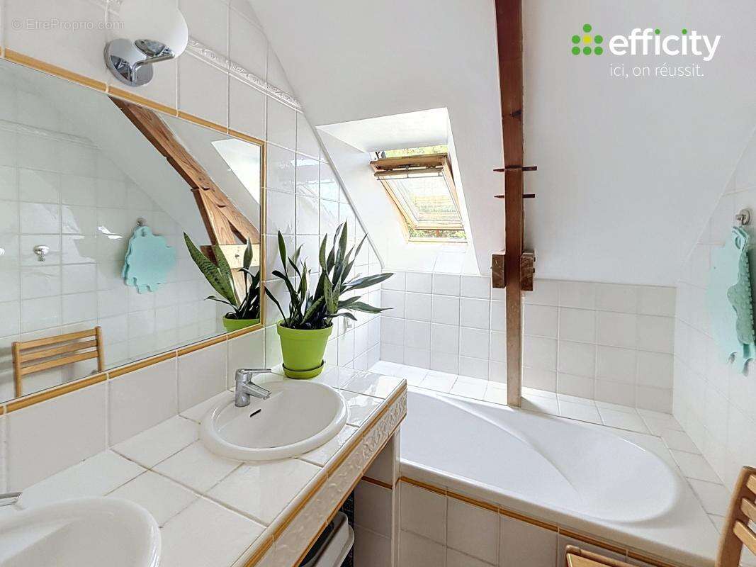 Maison 120 m² à Saint-Jacques-De-La-Lande  - photo 8