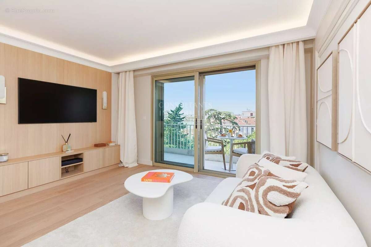 Cannes Hypercentre – Élégant 3 pièces rénové, étage élevé, plein sud et vue dégagée - photo 4