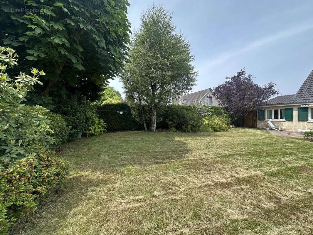 Maison à LE MESNIL-SAINT-DENIS