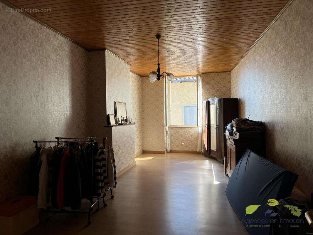 Maison à SAINT-LEONARD-DE-NOBLAT