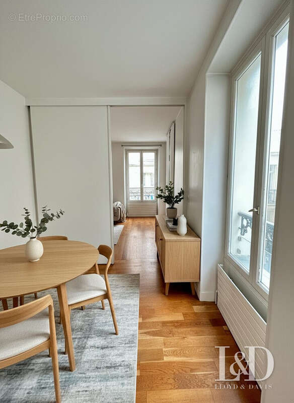 Relooking Home staging par IA  pour l&#039;entrée salle à manger. - Appartement à PARIS-16E