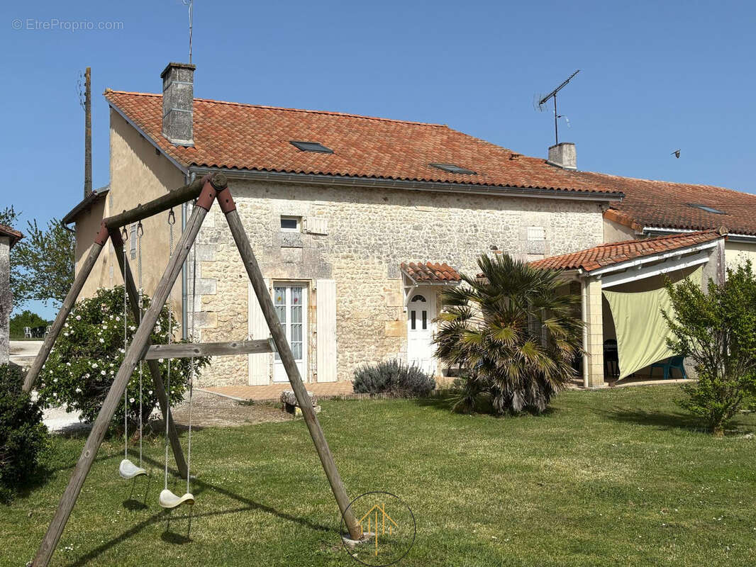Maison à COURGEAC