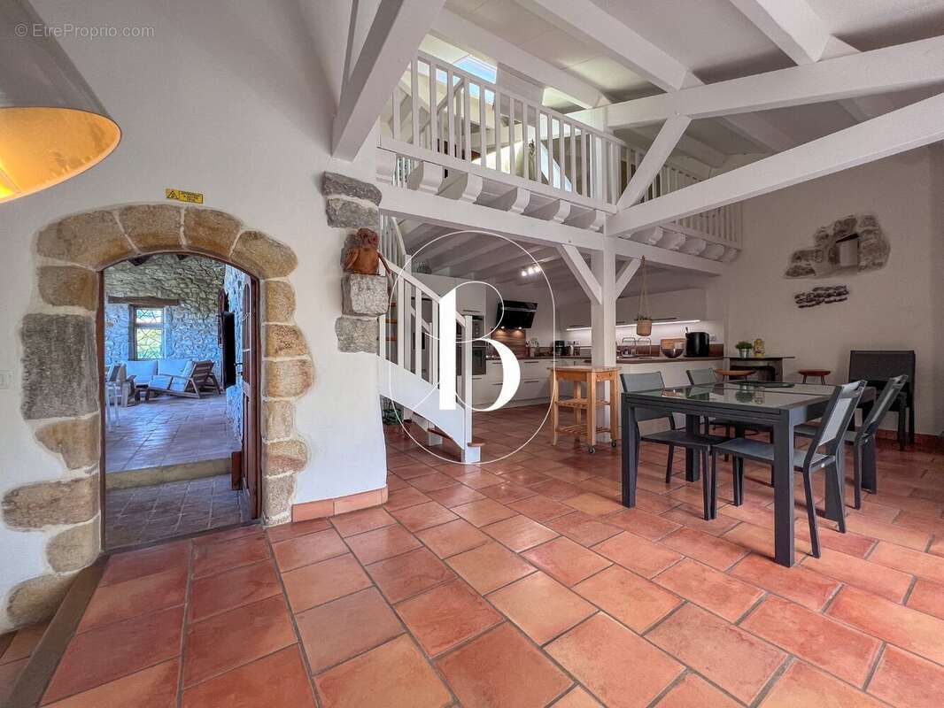 Maison 350 m² à Bessas  - photo 10