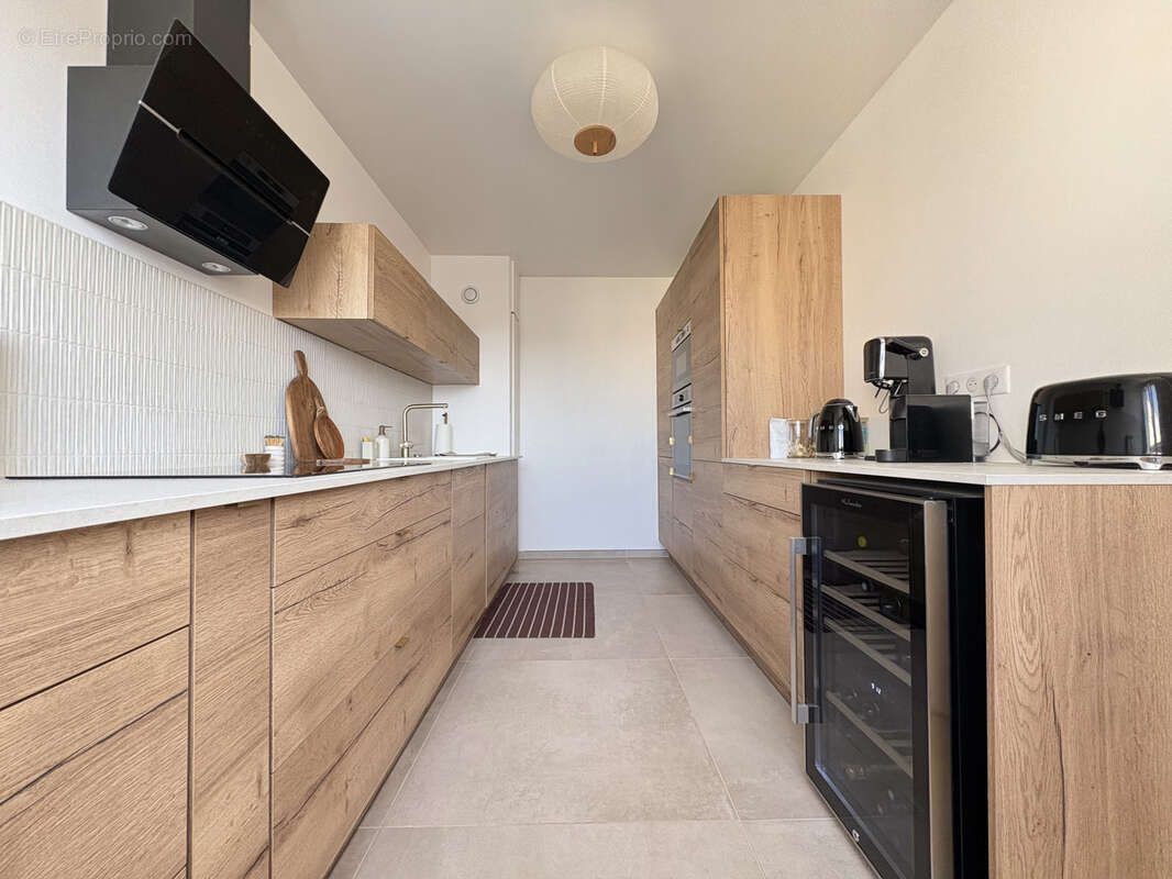 Appartement rénové en dernier étage avec ascenseur, terrasse & stationnement - photo 6