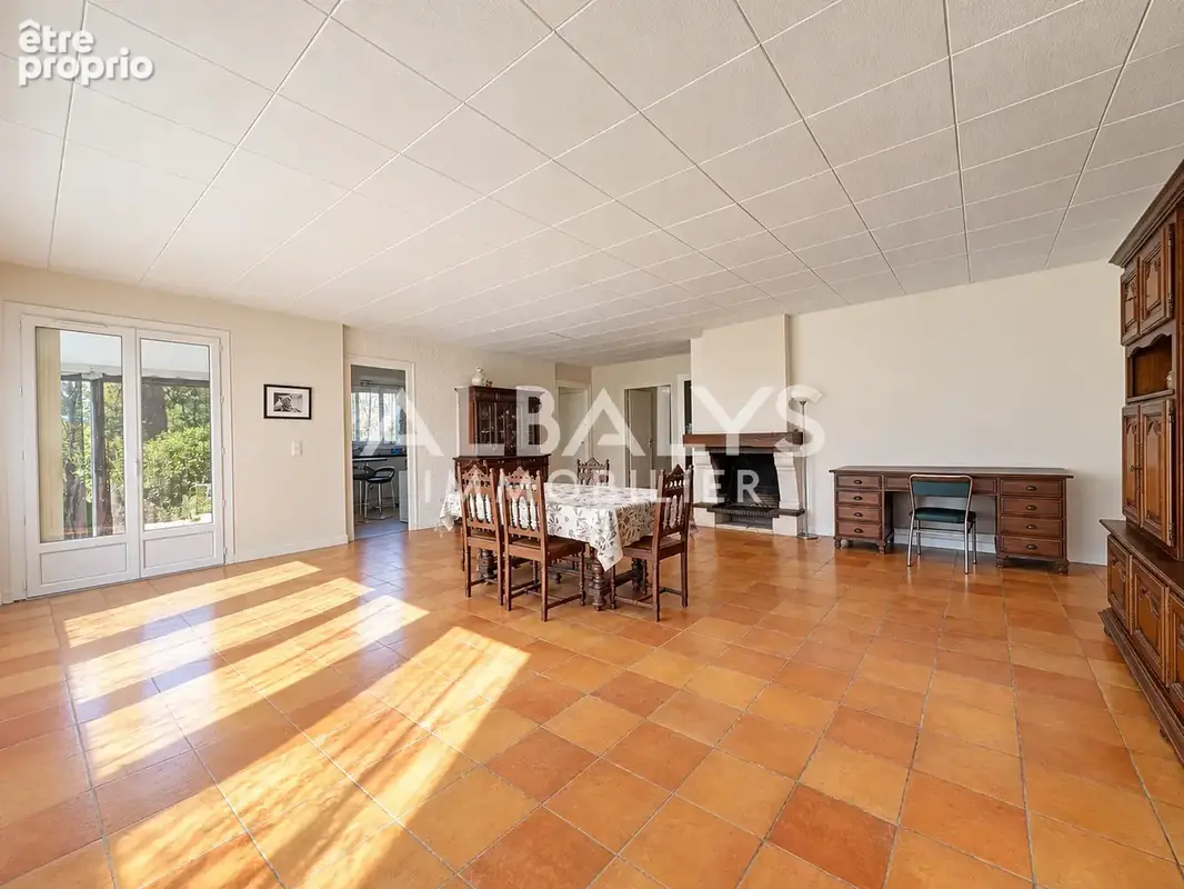 Maison traditionnelle de plain-pied. ST DENIS DE PILE. - photo 2