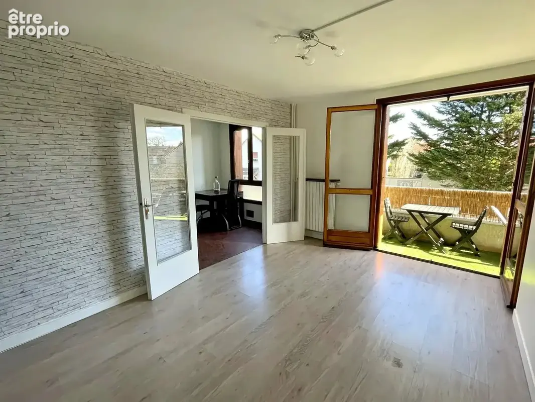 2 pièces avec balcon proche RER - photo 1