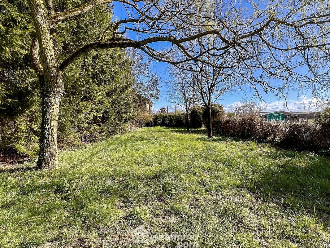 Terrain à l'avant, parfait pour un parking ou construire un garage - Maison à CHATTANCOURT