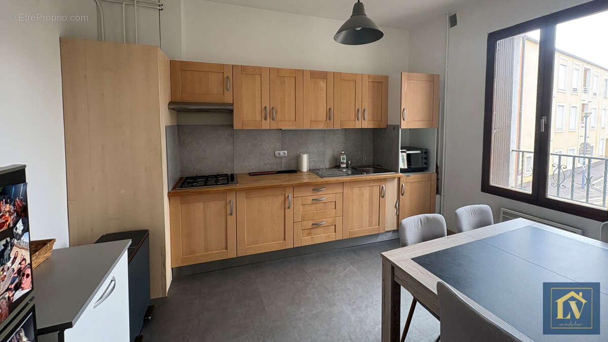 Immeuble de rapport comprenant un local commercial et 4 appartements - photo 4