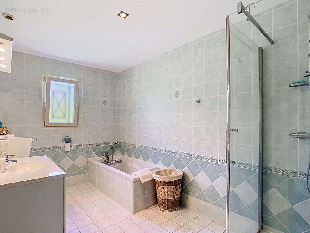 Belle maison contemporaine avec 4 chambres, piscine et garage - photo 12
