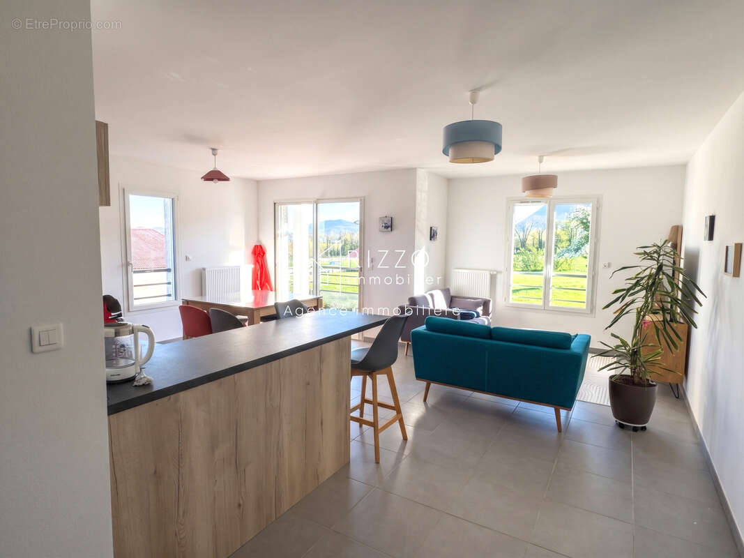 Appartement à PERON