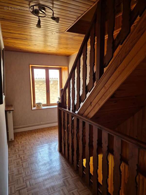 Maison en pierre sur trois niveaux avec dépendances et terrain - photo 9