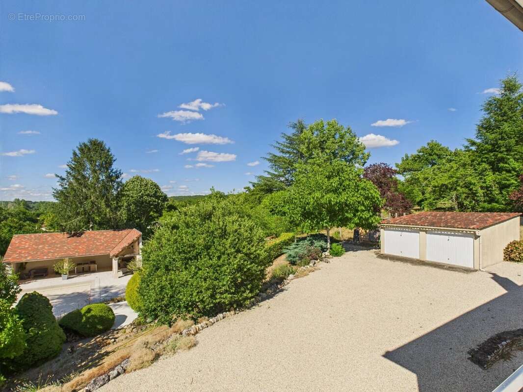 Propriété de luxe de quatre chambres avec grand jardin et piscine, à quelques pas de la ville - photo 22
