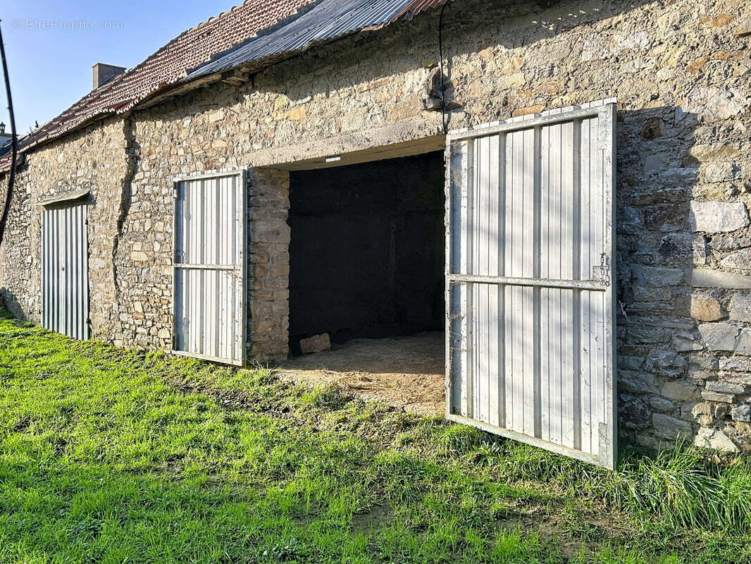 Maison à LES MOITIERS-D'ALLONNE